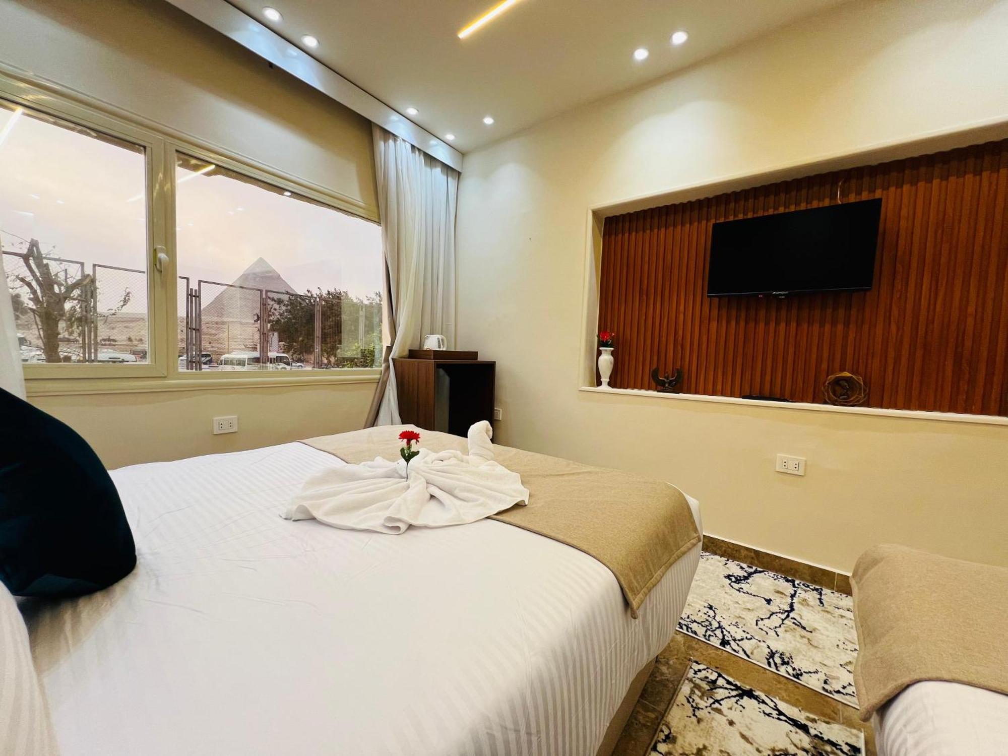 Great Scarab Pyramids View Hotel Kafrat al Jabal Bagian luar foto