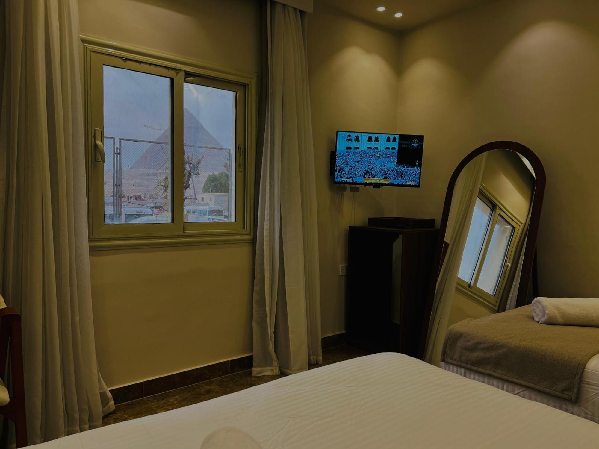 Great Scarab Pyramids View Hotel Kafrat al Jabal Bagian luar foto