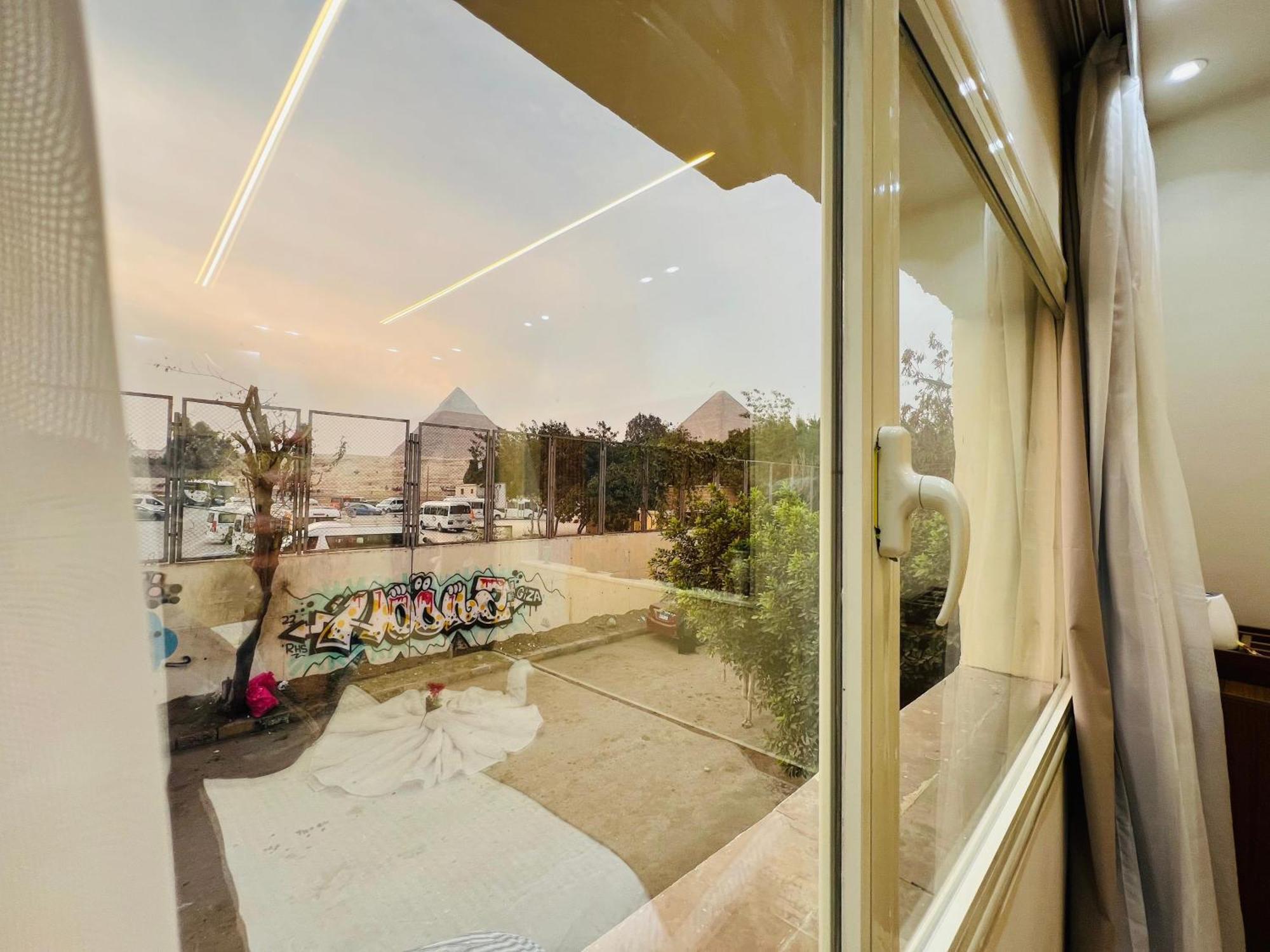 Great Scarab Pyramids View Hotel Kafrat al Jabal Bagian luar foto