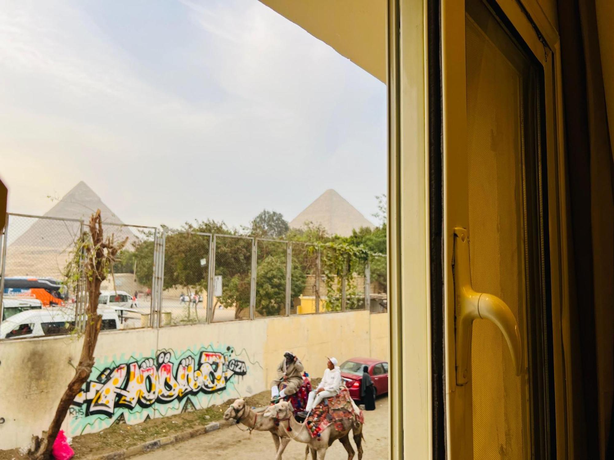 Great Scarab Pyramids View Hotel Kafrat al Jabal Bagian luar foto