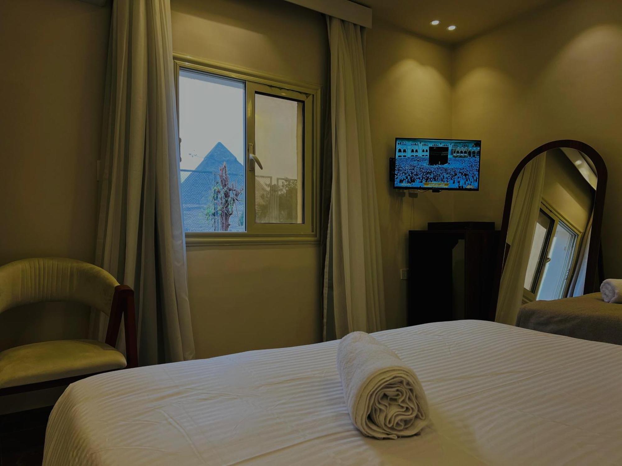 Great Scarab Pyramids View Hotel Kafrat al Jabal Bagian luar foto