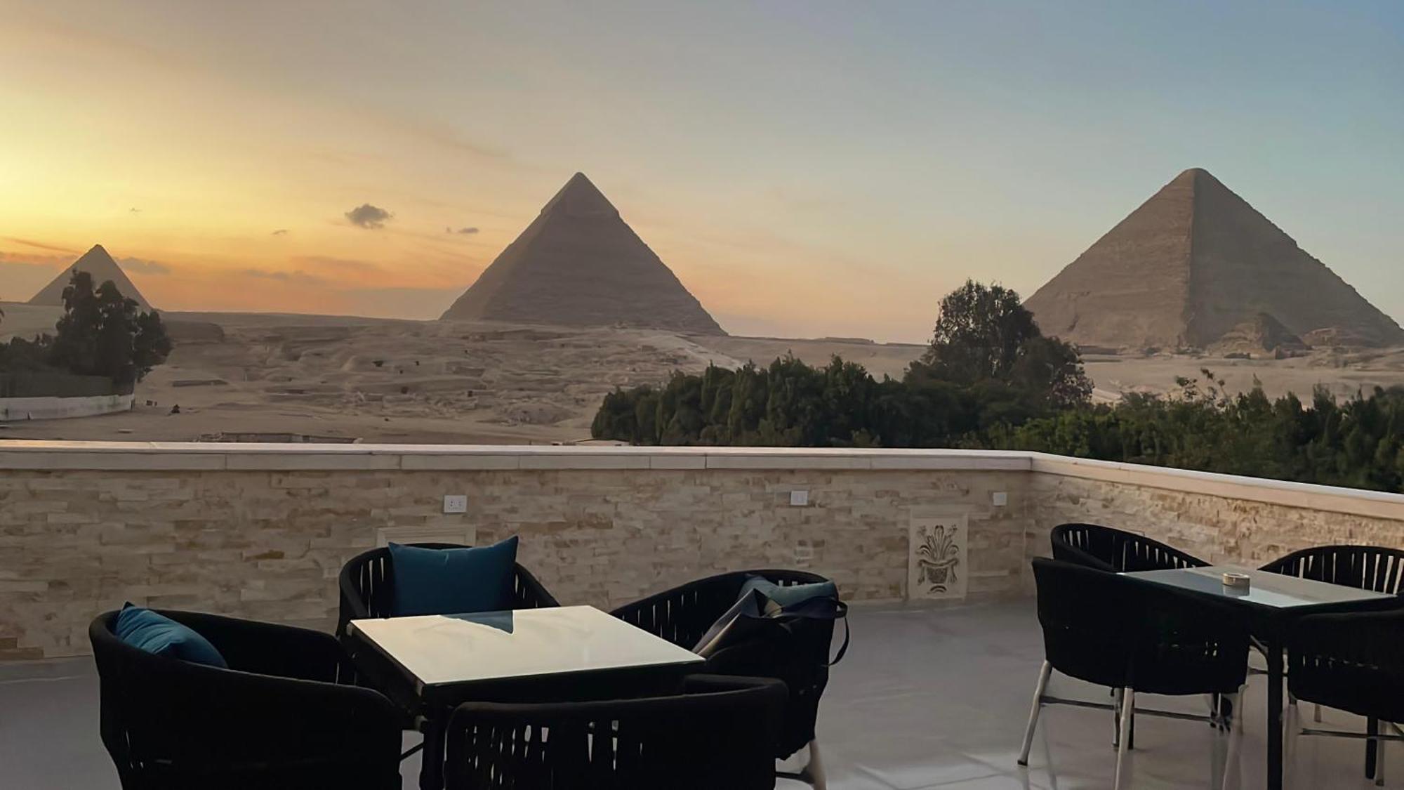 Great Scarab Pyramids View Hotel Kafrat al Jabal Bagian luar foto