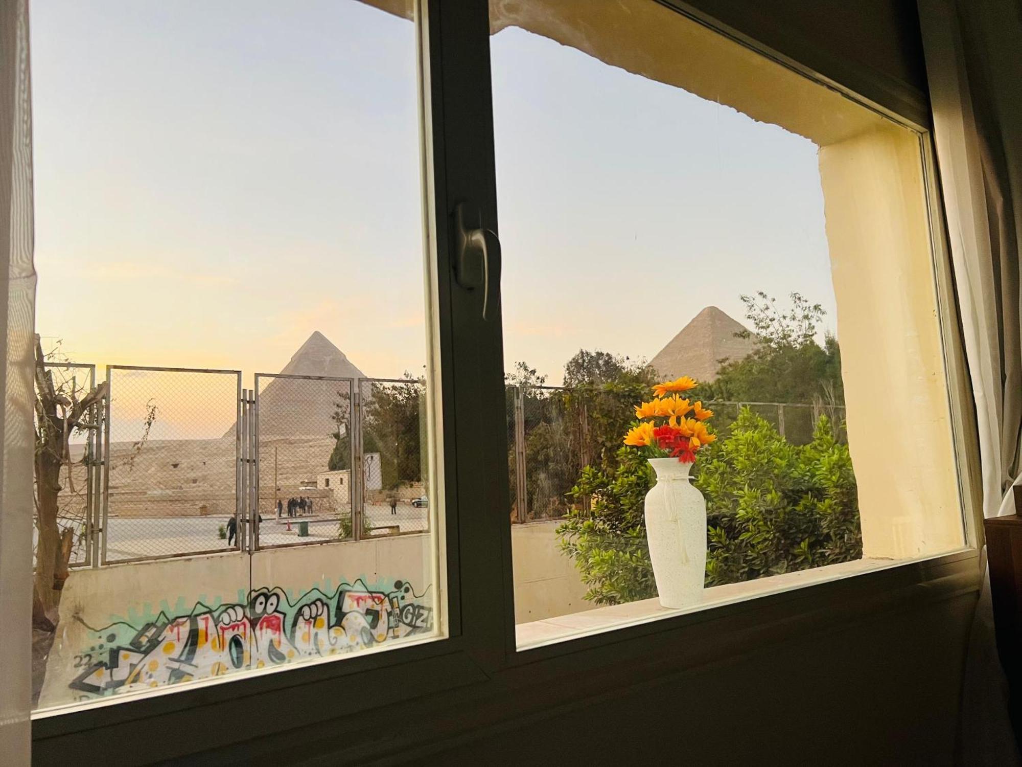 Great Scarab Pyramids View Hotel Kafrat al Jabal Bagian luar foto