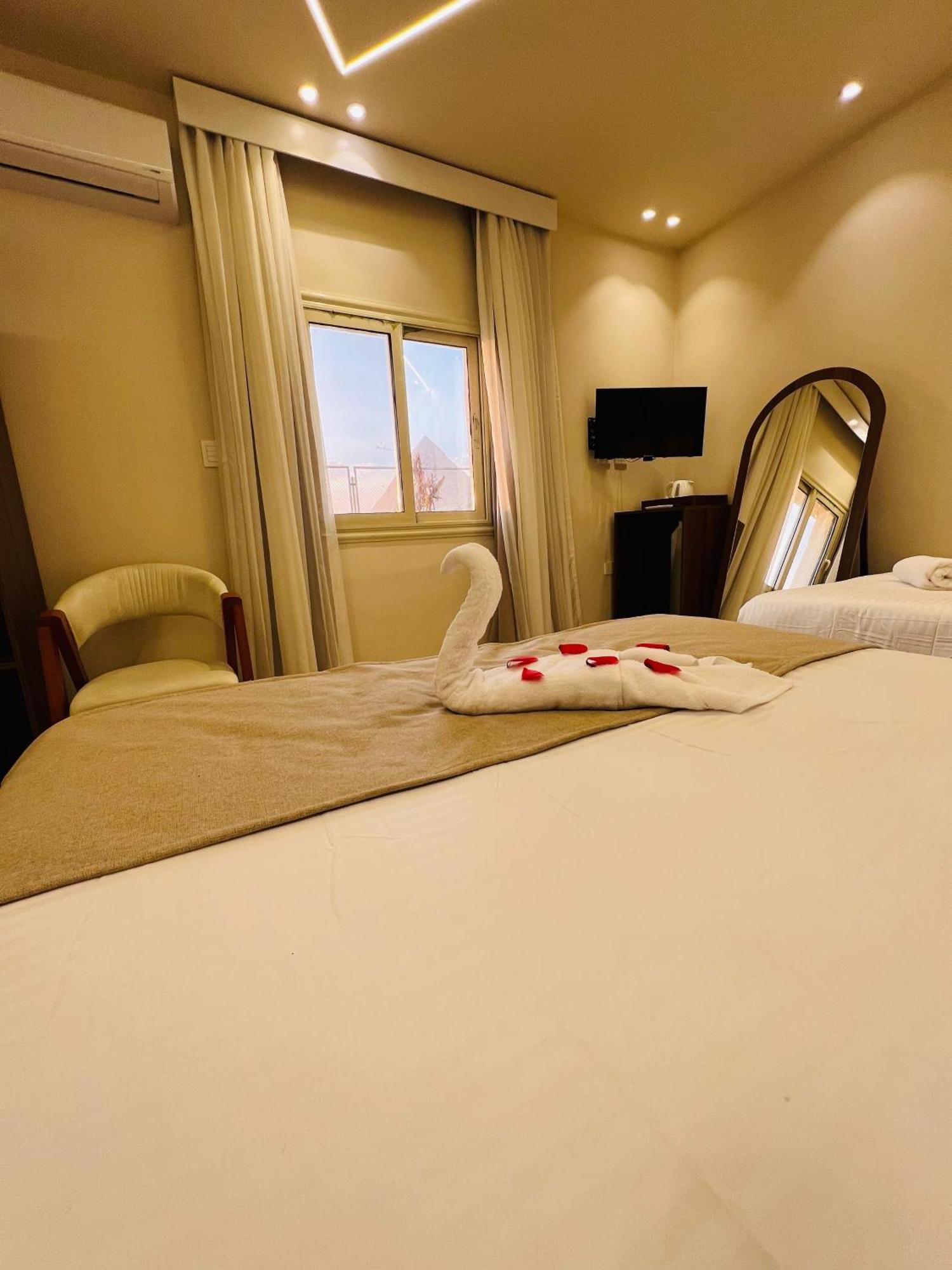 Great Scarab Pyramids View Hotel Kafrat al Jabal Bagian luar foto