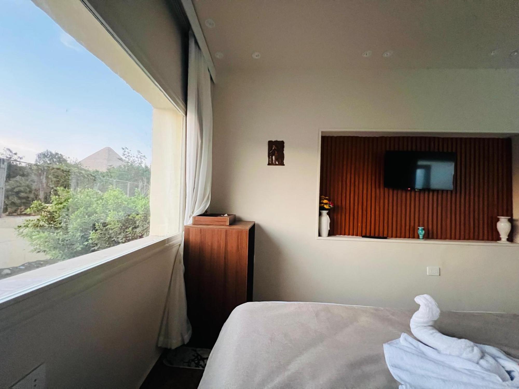 Great Scarab Pyramids View Hotel Kafrat al Jabal Bagian luar foto