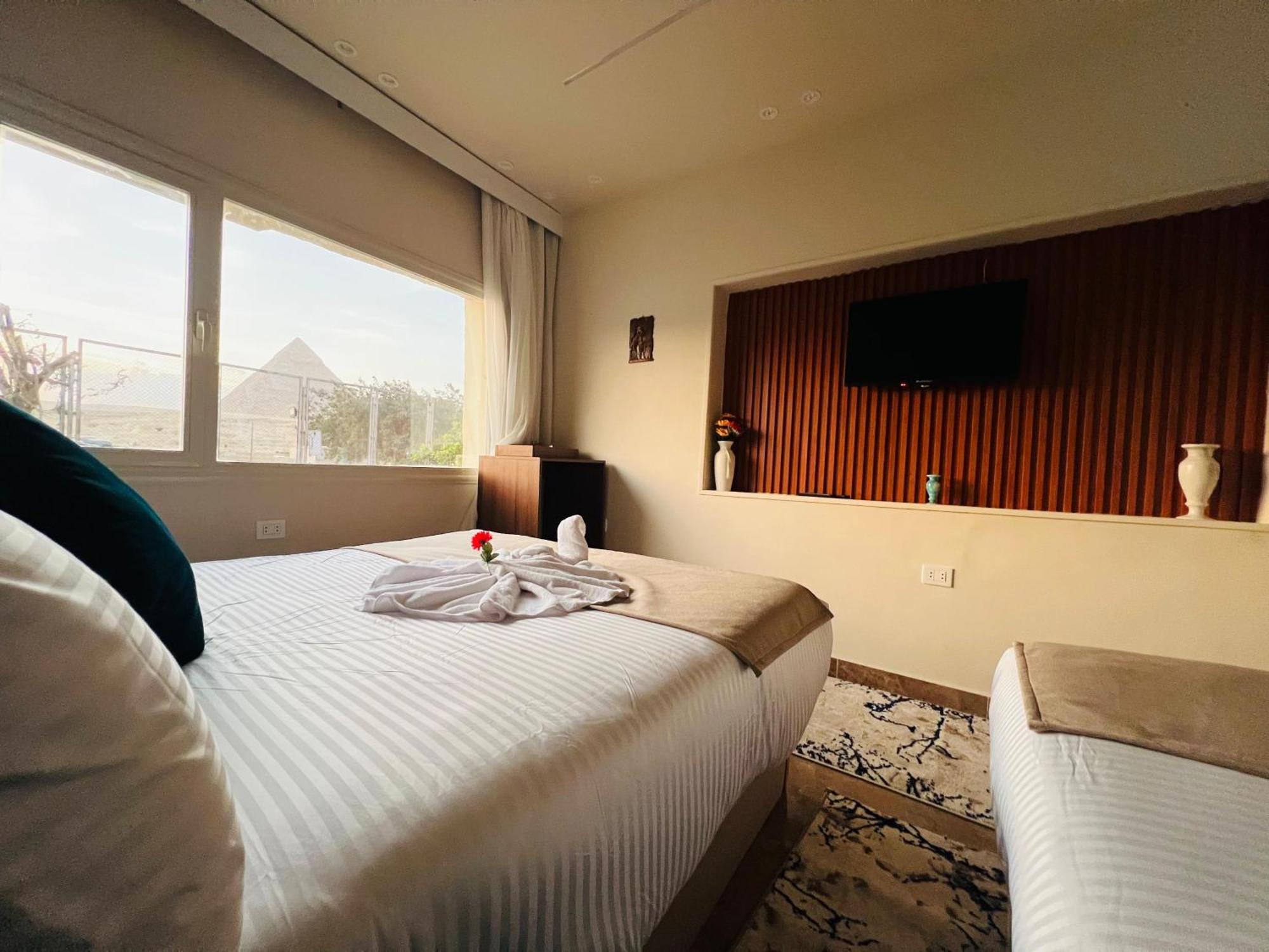 Great Scarab Pyramids View Hotel Kafrat al Jabal Bagian luar foto