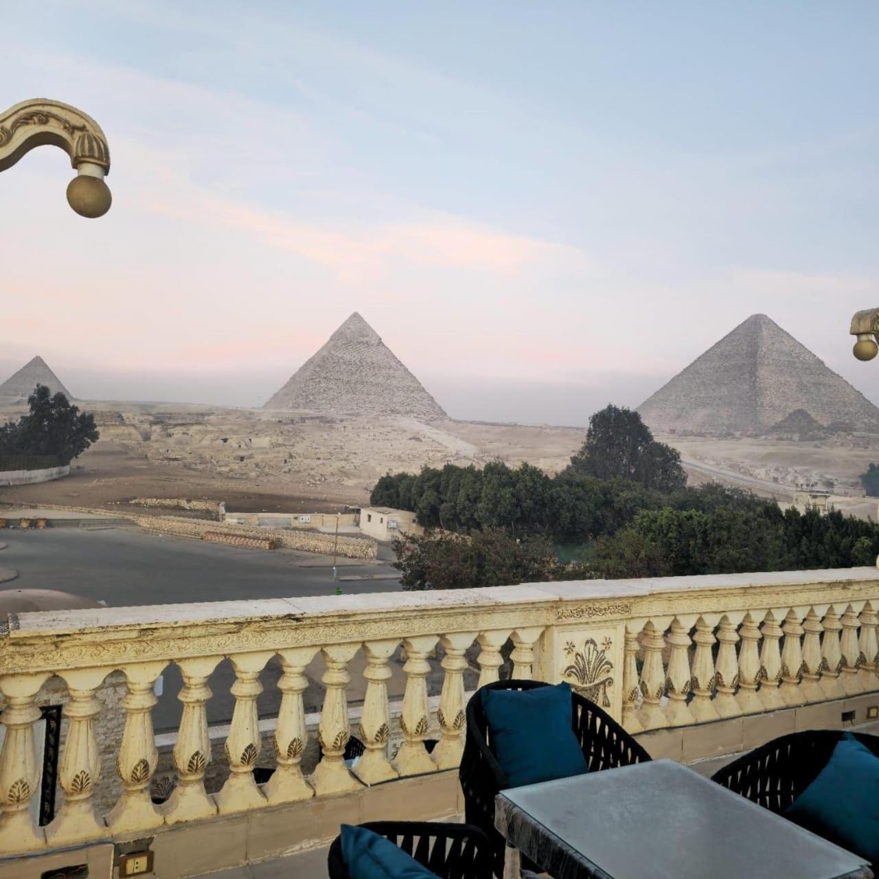 Great Scarab Pyramids View Hotel Kafrat al Jabal Bagian luar foto