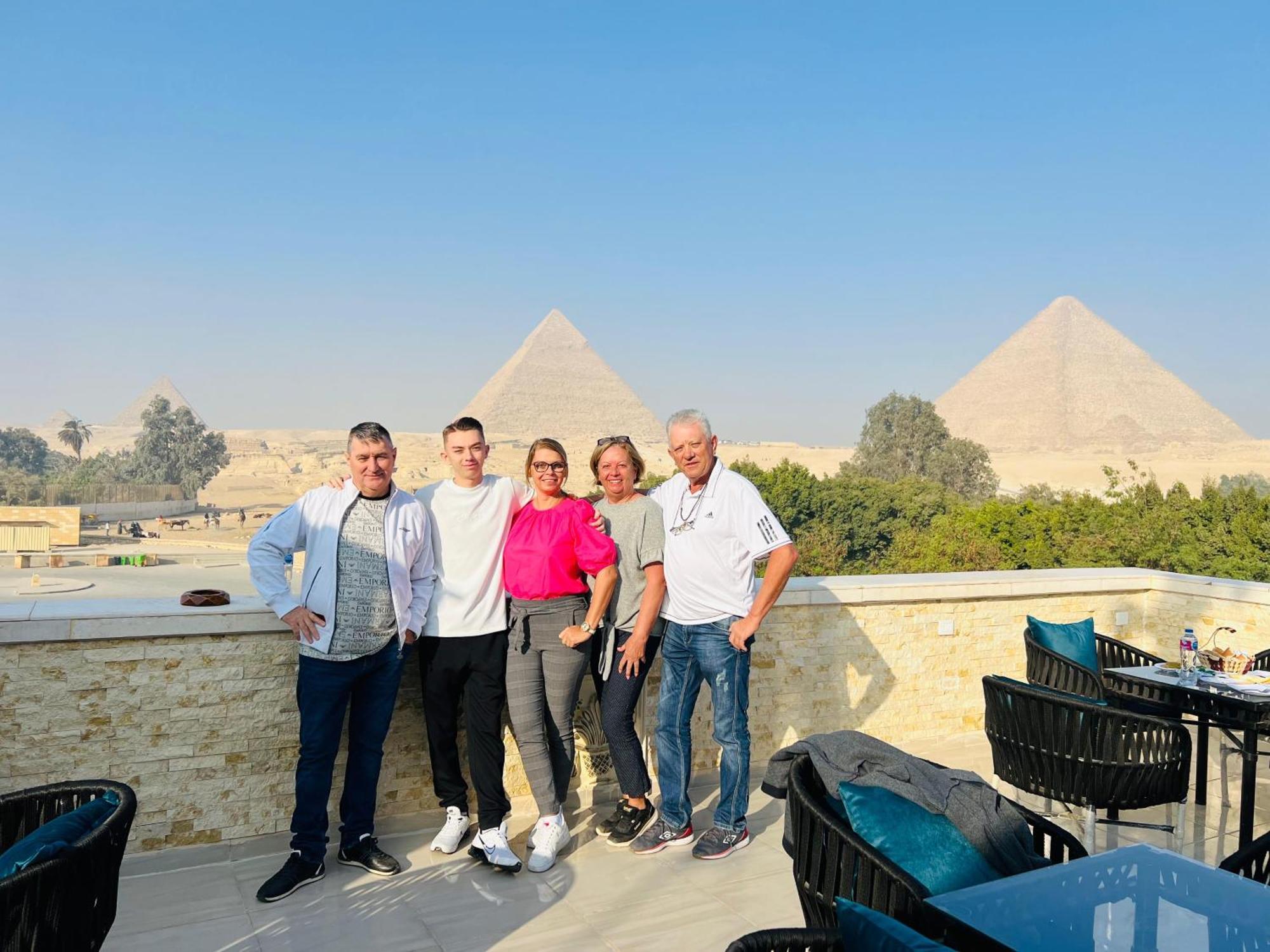Great Scarab Pyramids View Hotel Kafrat al Jabal Bagian luar foto