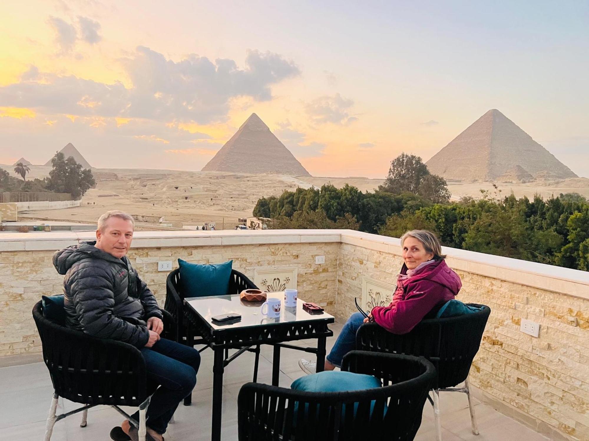 Great Scarab Pyramids View Hotel Kafrat al Jabal Bagian luar foto
